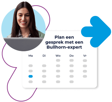 Vrouw die een laptop gebruikt naast een wekelijkse vergaderkalender en een blauwe pijl die de planningspagina van een CRM-softwareprogramma voor werving en selectie aangeeft.