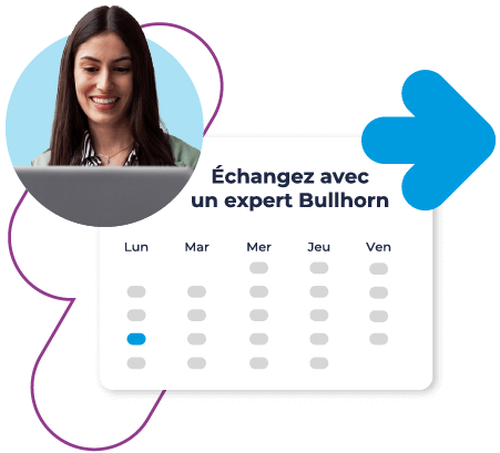 Une femme souriante devant un ordinateur portable à côté d'une interface de calendrier avec le texte
